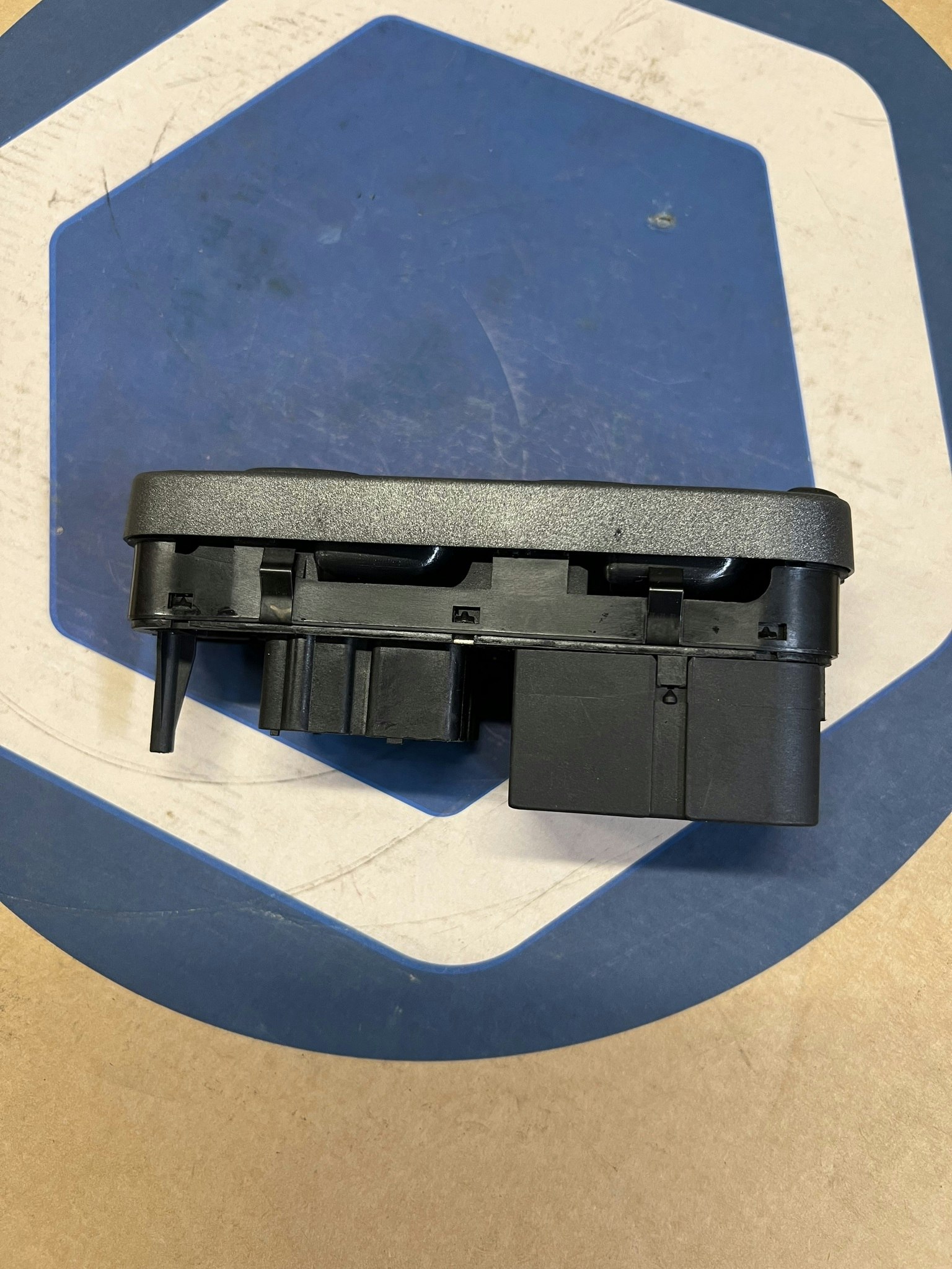 KNAPPSATS ELHISS VOLVO ORG.NR .8637145 , 8638452