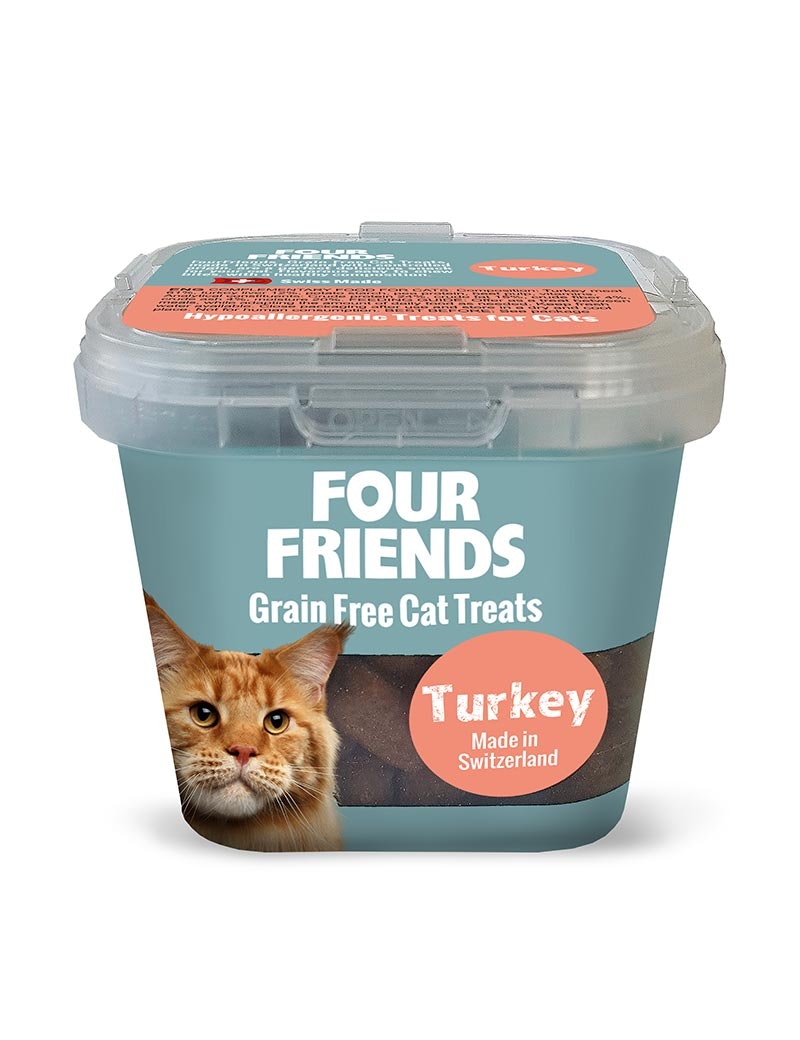 Framsidan av FourFriends kattgodis Cat Treats Turkey. Här ser vi en söt liten katt nere i det vänstra hörnet.