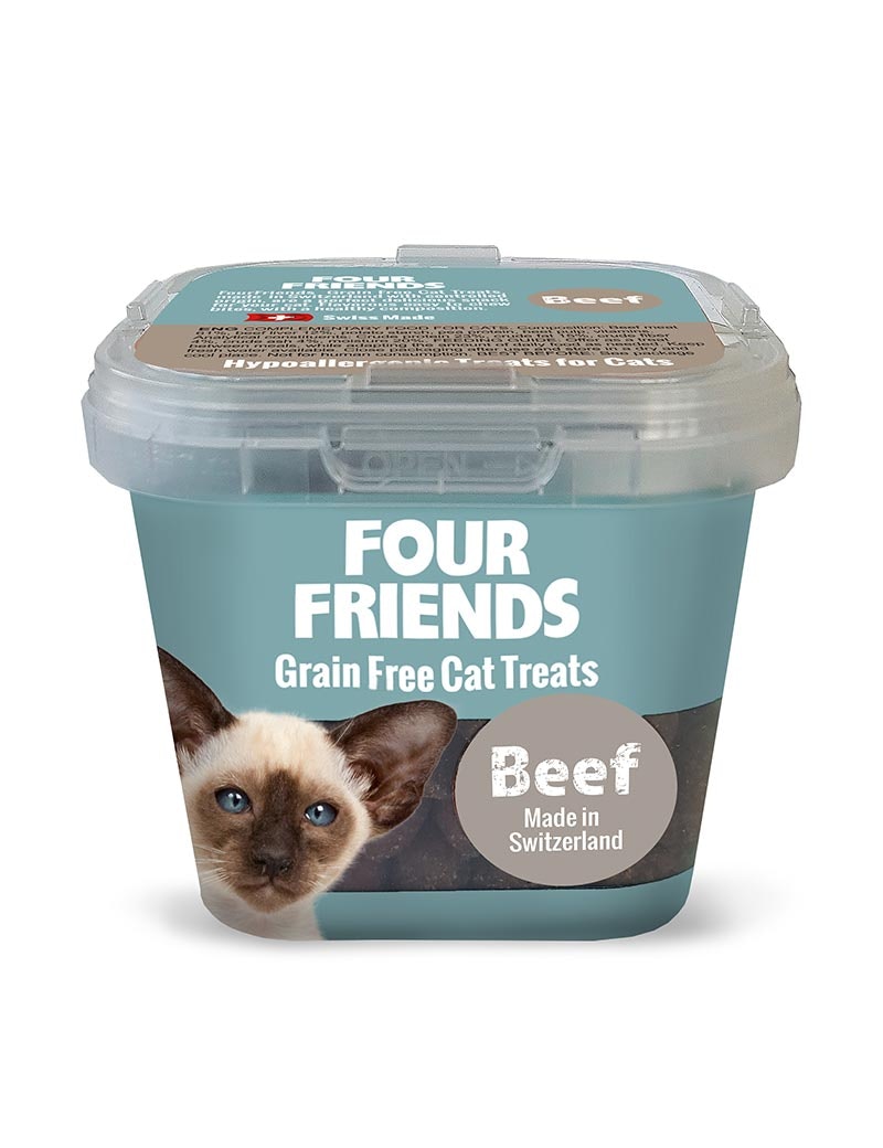 Framsidan av FourFriends kattgodis Cat Treats Beef. Det mjuka godiset ligger i en fyrkantig plastförpackning.