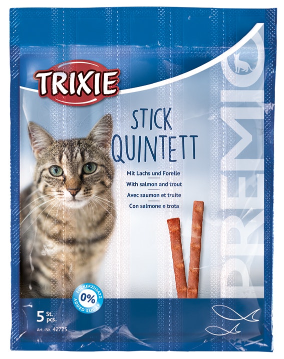 Framsidan av Trixies kattgodis PREMIO Stick Quintett. Här ser vi kattgodis sticks och en söt katt.