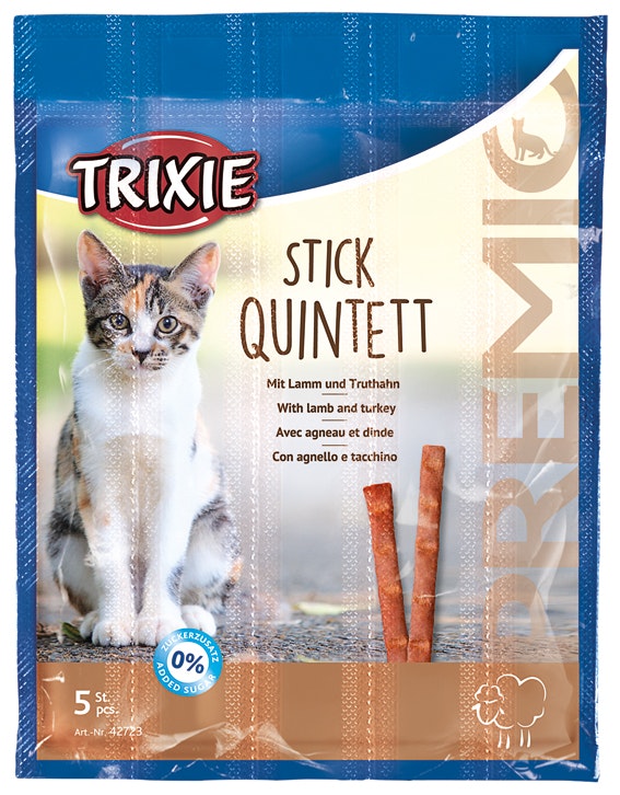 Framsidan av Trixies kattgodis sticks med smak av lamm och kalkon. Katt sitter och väntar på godiset.