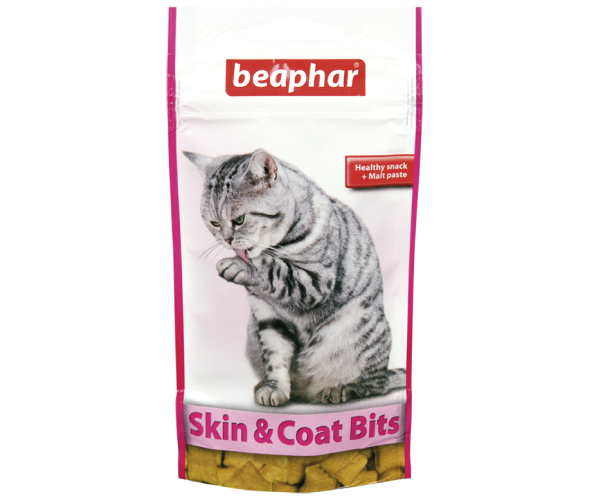 Framsidan av Beaphars kattgodis Skin & Coat Bits. Här sitter en lite katt och slickar sig om tassarna.