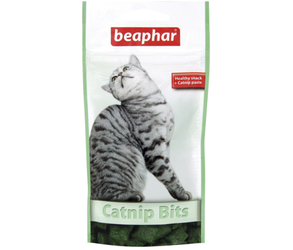 Framsidan av Beaphar Catnip Bits, ett kattgodis med kattmynta. På framsidan sitter en söt och ivrig katt.