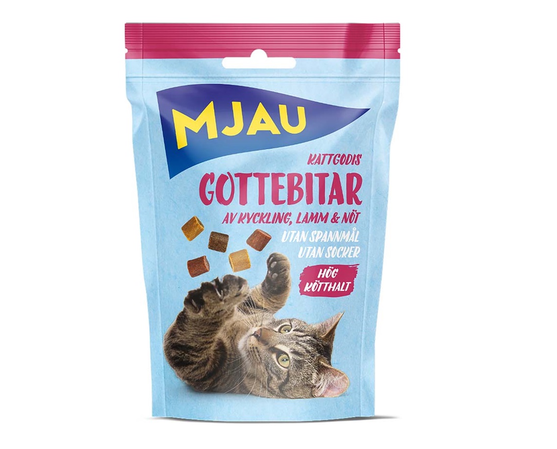 Framsidan av Mjau Treats Gottebitar Mix. Här ligger en katt och leker med kattgodis.