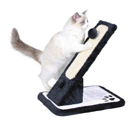 En stående klösbräda med inbyggd leksak. Här står en söt vit katt och leker med leksaken.