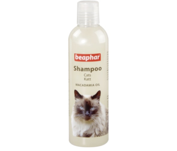 Framsidan av Beaphars kattschampo. Flaskan är genomskinlig, samt har en vacker vit katt som tryck.