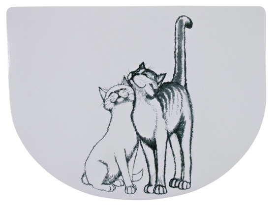 Ett kattskålsunderlägg där två katter står och kelar.
