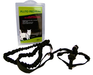 Kattselen Pluto Premium Cat Harness utanför sin förpackning.