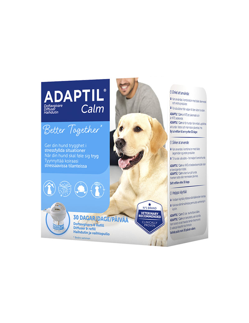 Framsidan av Adaptil calm doftavgivare, ett lugnande till hund. Förpackningen är grå och blå, tillsammans med en söt hund.
