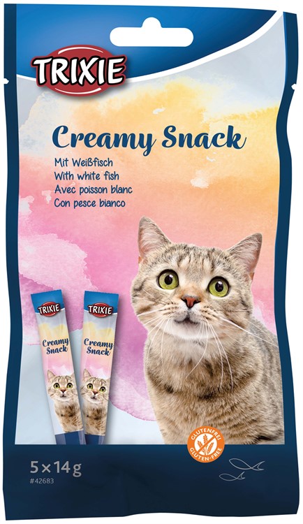 Framsidan av Trixies flytande kattgodis Creamy Snacks med vitfisk. Här sitter en söt liten katt till höger om godiset.