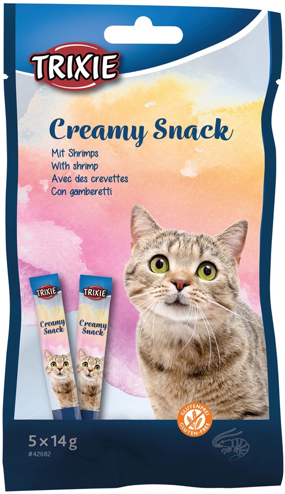 Framsidan av Trixies flytande kattgodis Creamy Snacks med räkor. Till höger om godiset sitter en söt liten katt.