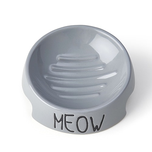 En grå kattskål i keramik med texten "Meow" på framsidan.