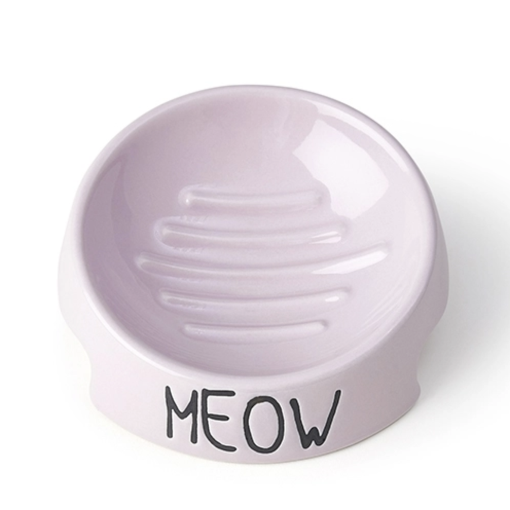 En rosa kattmatskål i keramik. Texten "Meow" pryder framsidan.