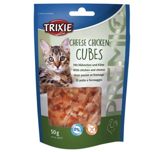 Framsidan av kattgodiset PREMIO Cheese Chicken Cubes från Trixie. Till vänster sitter en söt liten katt.