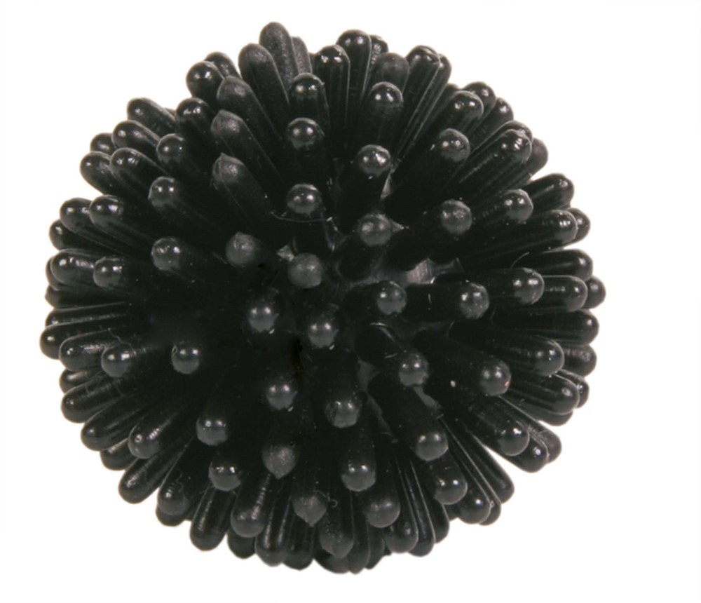 En svart oregelbunden kattboll.
