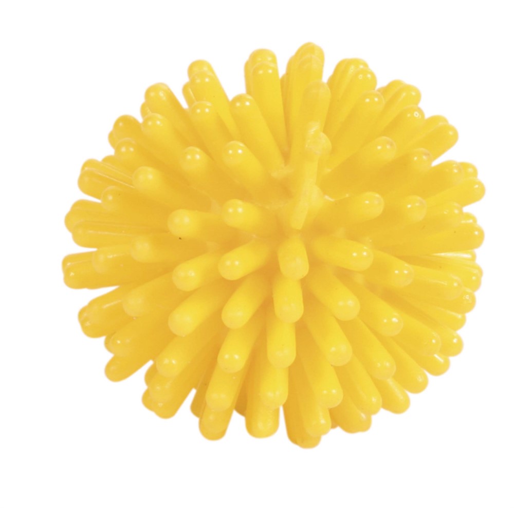 En gul oregelbunden kattboll.
