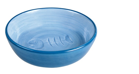 En blå keramikskål med fiskbensmotiv.