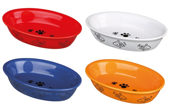 4 stycken söta kattmatskålar i keramik. En vit, en röd, en gul och en blå matskål.