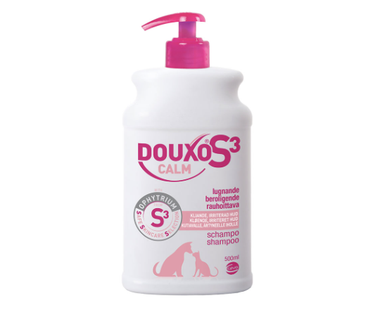 Framsidan av Douxo S3 Calm Schampo 500 ml. Flaskan är vit och rosa.