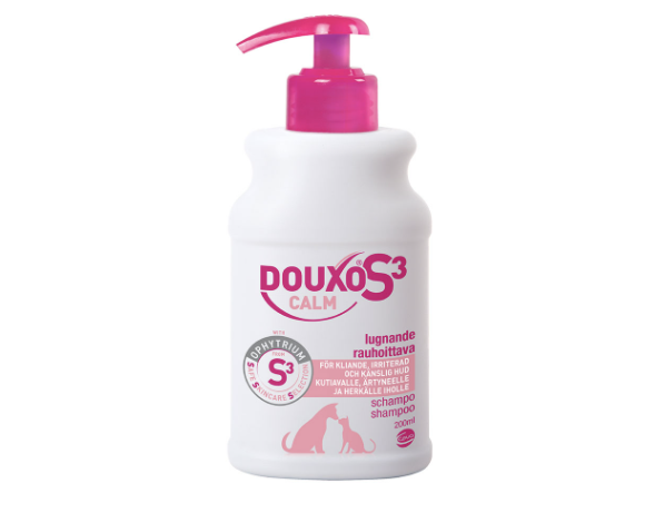 Framsidan av Douxo S3 Calm Schampo, en rosa och vit flaska med sprutpump.