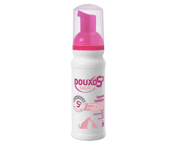 Framsidan av Douxo S3 Calm Mousse, en avlång vit och rosa flaska med ett lock högst upp.