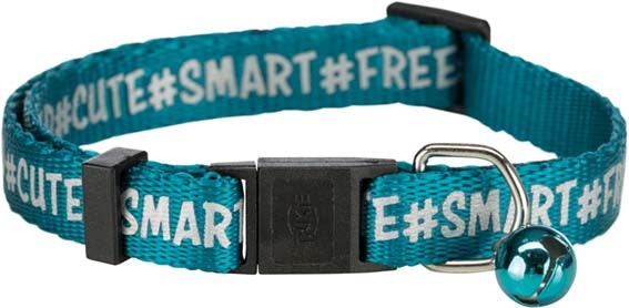 Ett blått katthalsband med texten "smart free cats" på både insidan och utsidan.