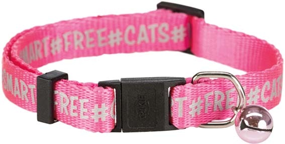 Ett rosa katthalsband med text "smart free cats" på både utsida och insida.