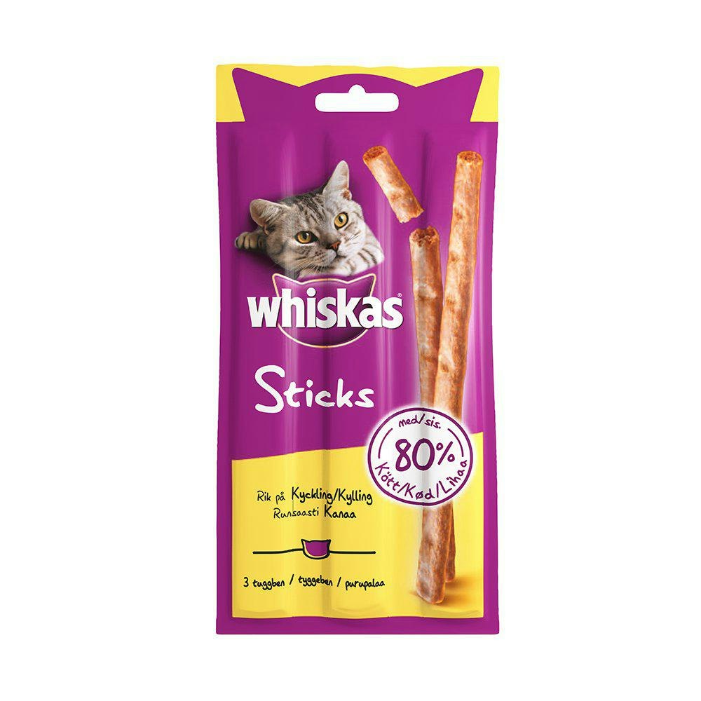 Framsidan av den rosa förpackningen med Whiskas kattsticks med smak av kyckling.