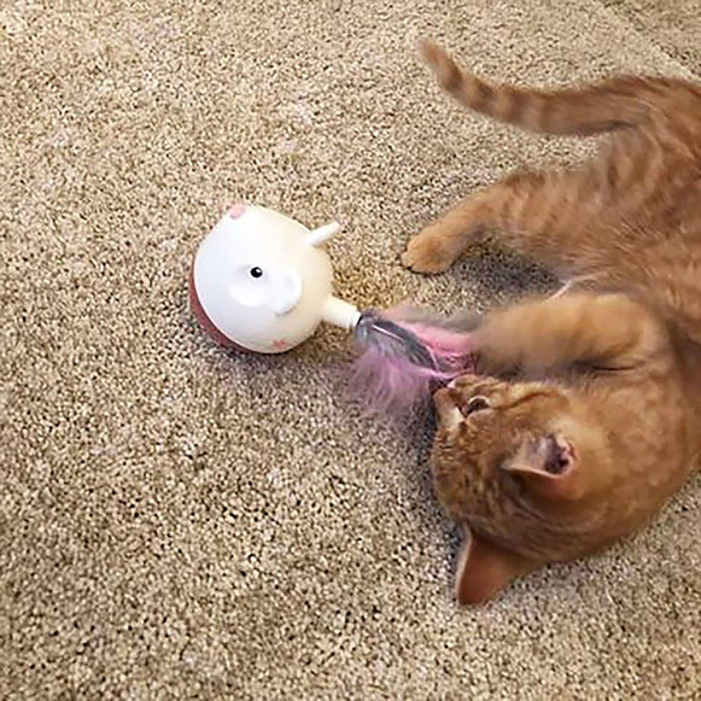 En katt som leker med sin Petstages Cat Hunt ´N Swat Treat Tumbler.