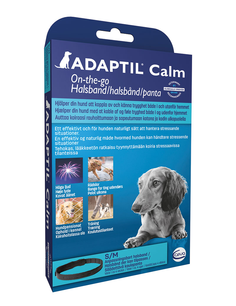 Framsidan av Adaptil halsband. Förpackningen är blå och innehåller både text och en bild på en vacker hund.