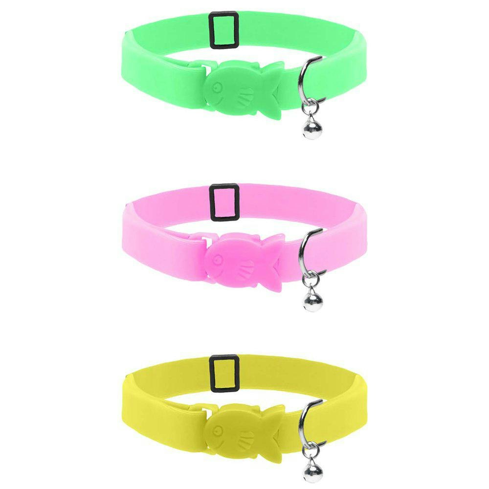 Tre stycken katthalsband i neon, ett gult, ett grönt och ett rosa.