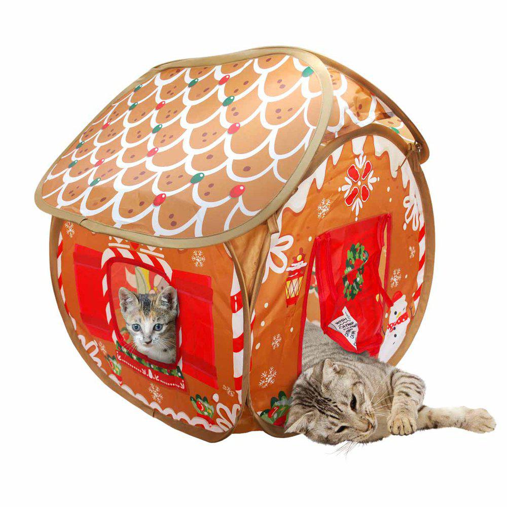 Ett pepparkakshus för katter, med 2 katter på insidan.