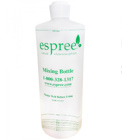 En genomskinlig flaska som ska användas för att blanda schampo från Espree.