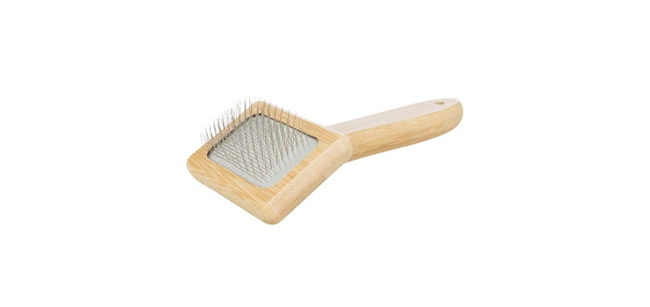 En träkarda i både bambu och metall.