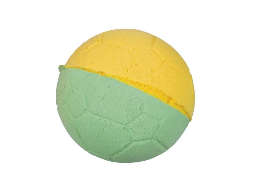En grön och gul gummiboll.
