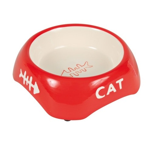 En röd kattmatskål med trycket "Cat" på sidan.
