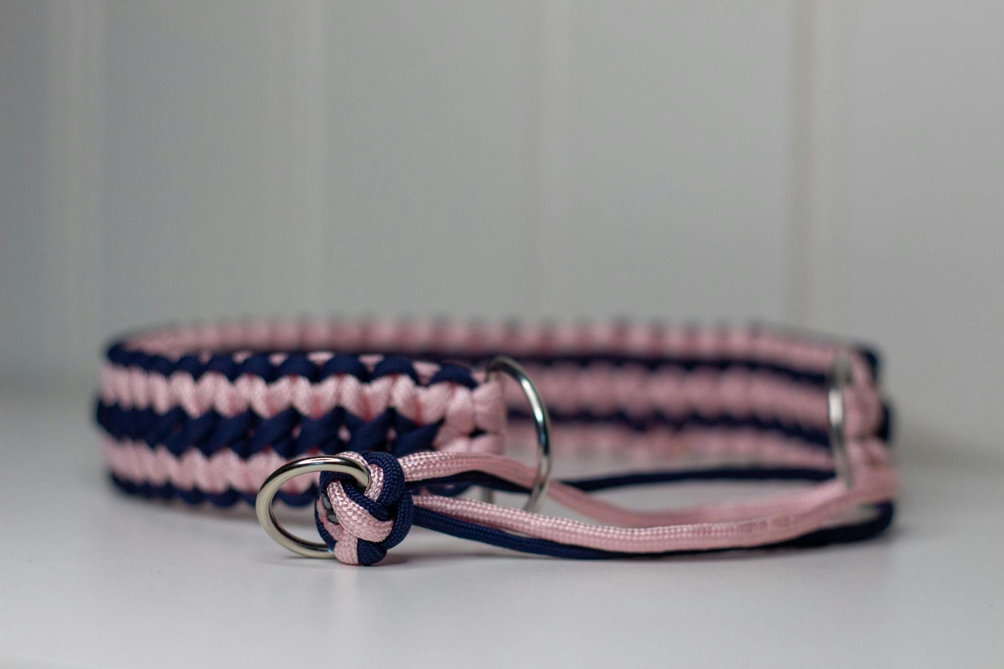 Handflätat halsband i rosa och marinblå.