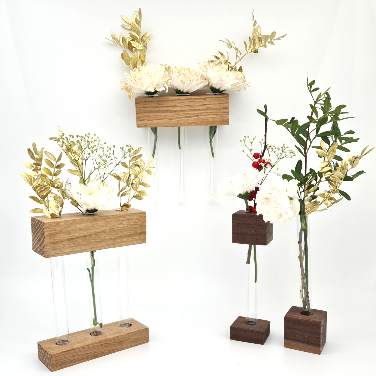 Flera provrörvaser eller vaser för en blomma i valnöt och ek