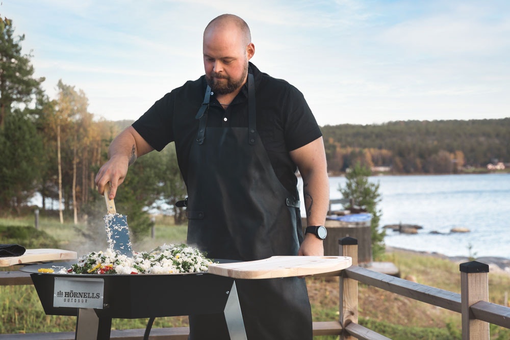 Hörnells Outdoor 75 Setti: Muurinpohjapannu kaasupolttimella & sivupöydillä