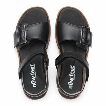 New Feet 211-13. Svarta Sandaler med urtagbar komfortsula och ställbara remmar.