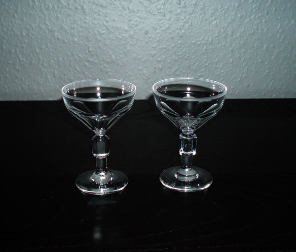 2 st likörglas med slipad kant och annorlunda ben