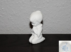 Figurin bedjande pojke med stämpel