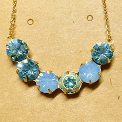 Halsband ljusblå opal