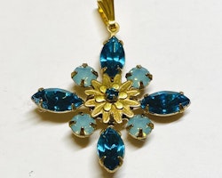 Halsband med blå/blå opal hänge