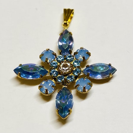 Halsband med ljusblå/blå opal hänge