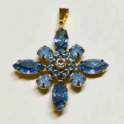 Halsband med ljusblå/blå opal hänge