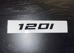 BMW 120i emblem i svart