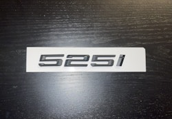 BMW 525i emblem i svart