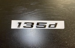 BMW 135d emblem i svart