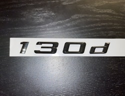 BMW 130d emblem i svart